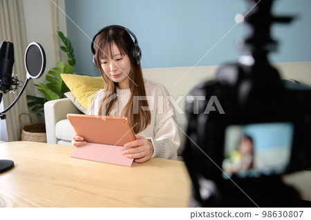 單鏡頭反光視頻拍攝,女人用平板電腦和麥克風分娩,視頻拍攝,遊戲解說,YouTuber 單鏡頭反光視頻拍攝,女人用平板電腦和麥克風分娩,視頻拍攝,遊戲解說,YouTuber 98630807