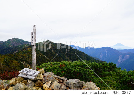 南阿爾卑斯山仁田山頂和富士山 98630837