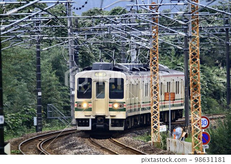火腿三明治火車♪在信越線上努力奔跑... 107系列火車 98631181