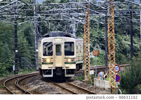 火腿三明治火車♪在信越線上努力奔跑... 107系列火車 98631182