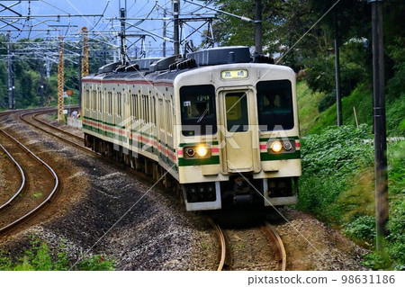 Ham sandwich train ♪ Running hard on the Shinetsu line ... 107 series train 98631186