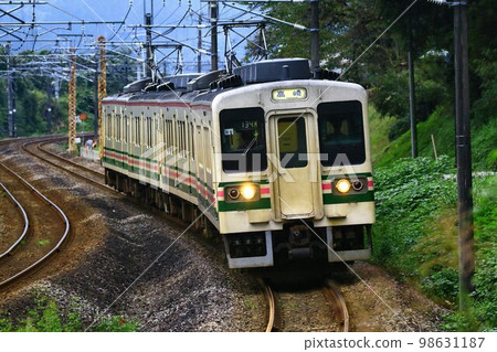 Ham sandwich train ♪ Running hard on the Shinetsu line ... 107 series train 98631187