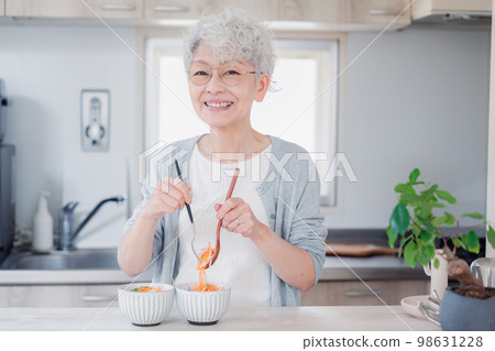 A senior woman who makes rice lively A senior woman who makes rice lively 98631228