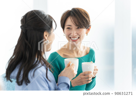 微笑的女人在房間裡談話 微笑的女人在房間裡談話 98631271