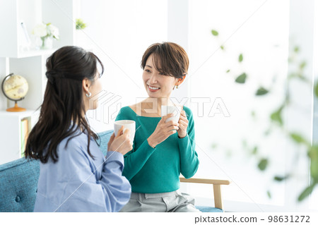 微笑的女人在房間裡談話 98631272