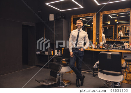 Good-looking confident businessman in a barbershop 98631503