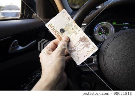 拿著鈔票的手 98631818