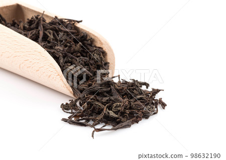 Black tea in a scoop 98632190