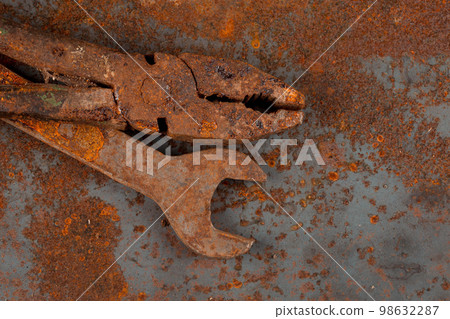 Old rusty tools 98632287