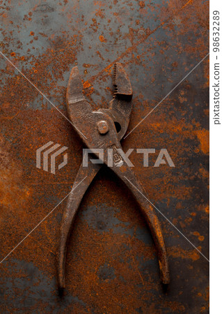 Old rusty tools 98632289