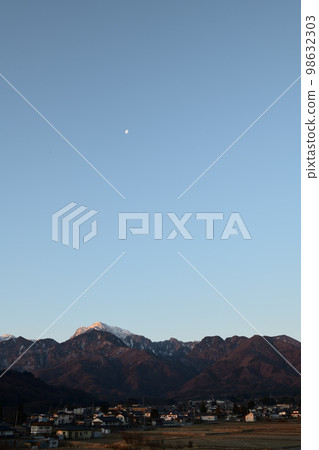 Hakushu Town, Hokuto City, Mt. Kaikomagatake and the town at the foot of Mt. 98632303