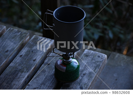 山中木桌上的水壺 山中木桌上的水壺 98632608