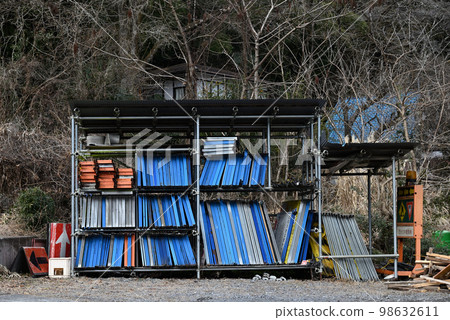 在山安置的五顏六色的建築工具 在山安置的五顏六色的建築工具 98632611