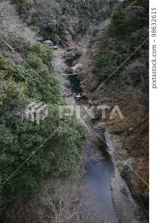 寒冷的冬天山谷 寒冷的冬天山谷 98632615