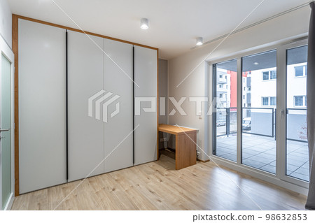 built-in wardrobe in the apartment unit 98632853