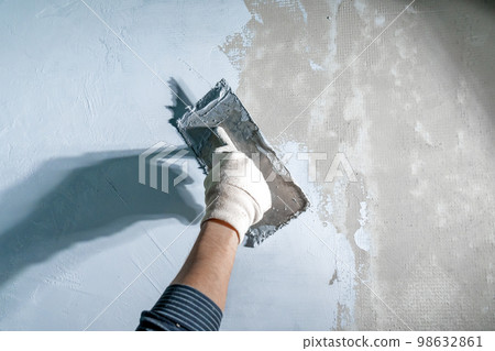 application of insulation to the wall against moisture and water 98632861