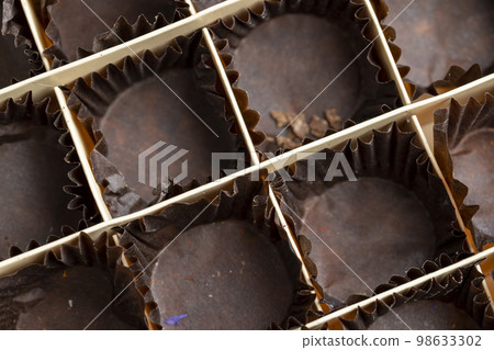 Empty box packaging for chocolates 98633302