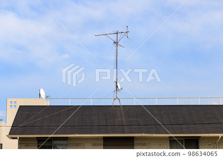 安裝在屋頂的電視接收天線 98634065