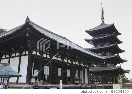 奈良興福寺東金殿和五層塔晨光 98634103