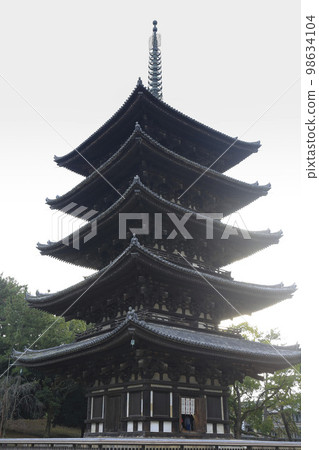 奈良興福寺五層塔早晨 98634104