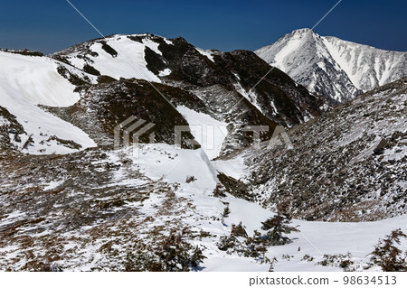 從北阿爾卑斯忠嶽山的山脊看到的上念山殘雪 98634513