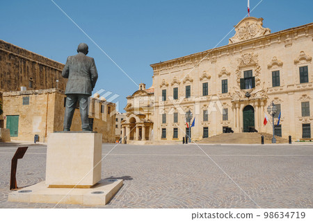 Pjazza Kastilja, Castille Square, in Valletta, Malta 98634719