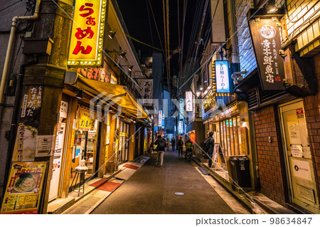 日本橫濱市景，俯瞰橫濱站西口酒吧區（夜景） 98634847