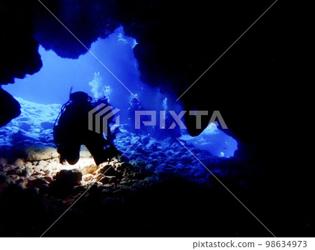 潛水員在宮古島的魔王宮殿潛水 潛水員在宮古島的魔王宮殿潛水 98634973