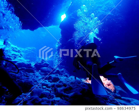 Diver diving at the Demon King's Palace in Miyakojima Diver diving at the Demon King's Palace in Miyakojima 98634975