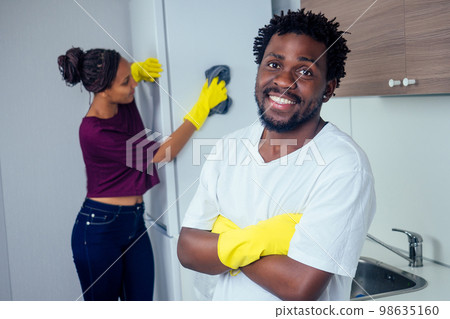 Man and woman cleaning the kitchen at home 98635160