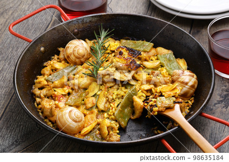 paella valenciana paella valenciana 98635184