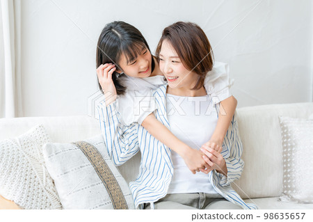 Parent and child 2 people smiling 98635657