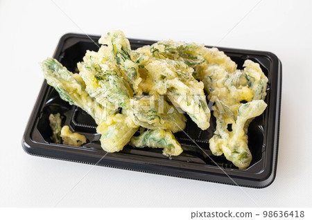 食物托盤中的鱈魚芽天婦羅 食物托盤中的鱈魚芽天婦羅 98636418