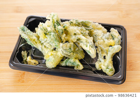 食物托盤中的鱈魚芽天婦羅 食物托盤中的鱈魚芽天婦羅 98636421