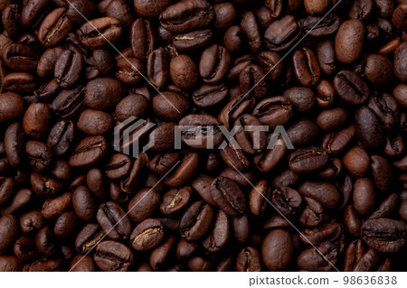 One side of coffee beans mocha closeup 98636838