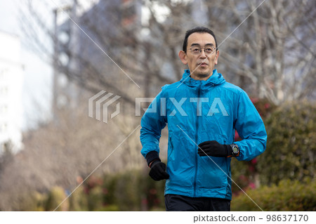 一位老人在冬天做愛好慢跑 98637170