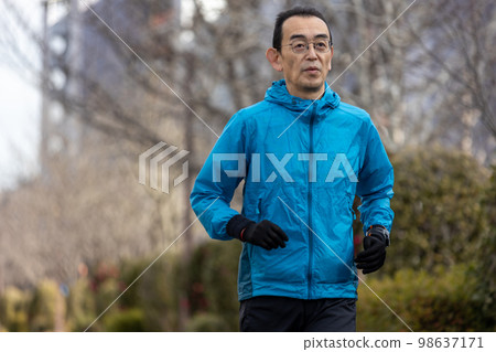 一位老人在冬天做愛好慢跑 98637171