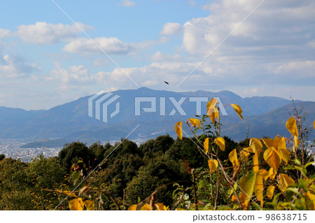 從東山步道的京都清水寺眺望愛宕山 98638715