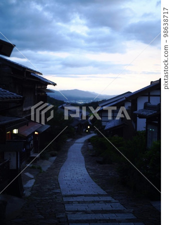黃昏的舊日本城市景觀 98638717