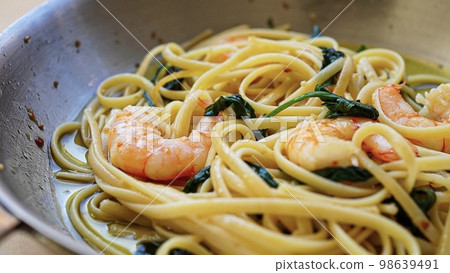 Garlic spaghetti with shrimp and baby spinach 98639491