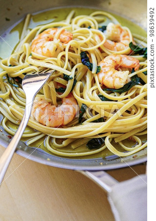 Garlic spaghetti with shrimp and baby spinach Garlic spaghetti with shrimp and baby spinach 98639492