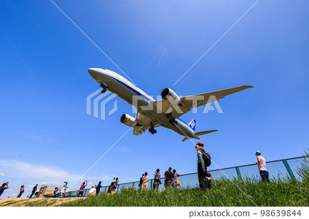 [大阪府]伊丹機場附近飛行的飛機 98639844