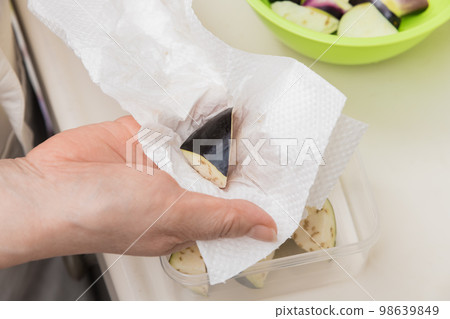 【中年主婦將切好的茄子撈出水分】 【中年主婦將切好的茄子撈出水分】 98639849
