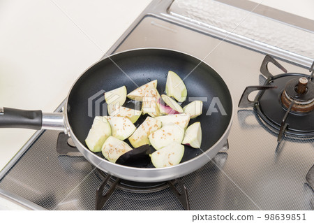 [Make fried eggplant stir-fried eggplant] 98639851