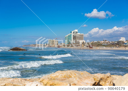 View from the stone shore to the bay with the city landscape 98640179