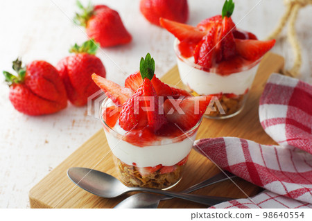 Yogurt Parfait with Plenty of Strawberries 98640554