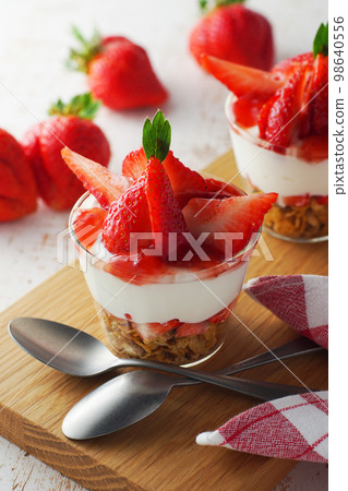 Yogurt Parfait with Plenty of Strawberries 98640556