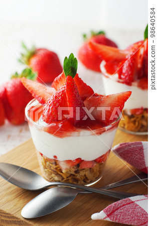 Yogurt Parfait with Plenty of Strawberries 98640584