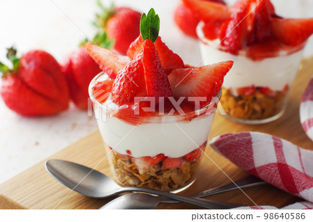 Yogurt Parfait with Plenty of Strawberries 98640586
