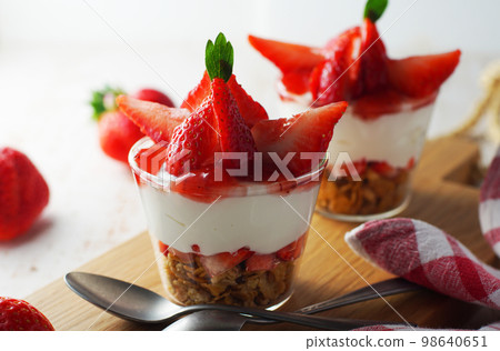 Yogurt Parfait with Plenty of Strawberries 98640651